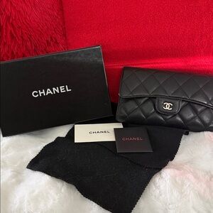 CHANEL Trifold caviar wallet